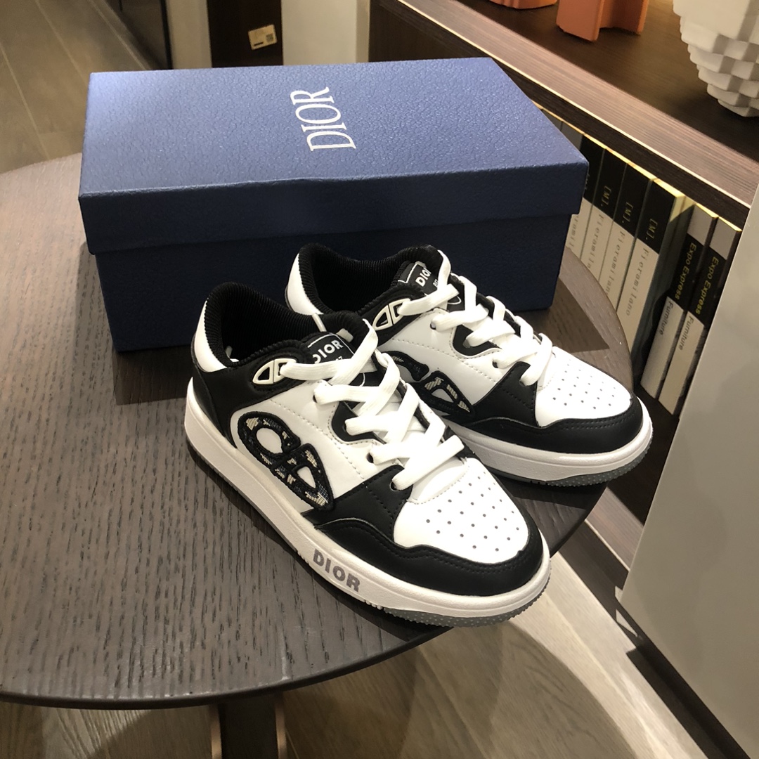Children's shoes child